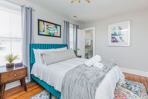 3 quartos, escrivaninha, ferros/tábuas de passar roupa