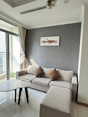 Premium Apartment | Living area | Smart TV - Hoa Tranh - Vinhomes Central Park (Ho Chi Minh City)