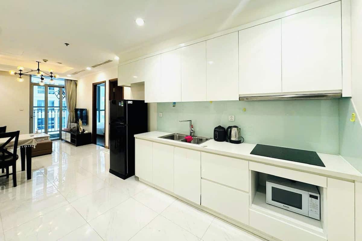 Refrigerador, microondas, placa de cocina, arrocera