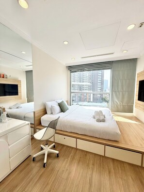 Family Apartment, 3 Bedrooms | Egyptian cotton sheets, premium bedding, down duvets, pillow-top beds - Hoa Tranh - Vinhomes Central Park (Ho Chi Minh City)