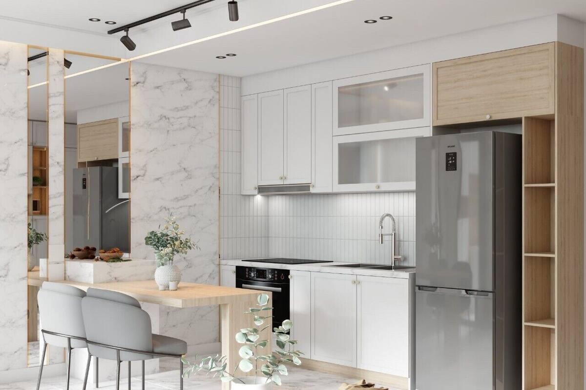 Une cuisine moderne avec des meubles blancs, un réfrigérateur en acier inoxydable et un coin repas comprenant une table et des chaises en bois.