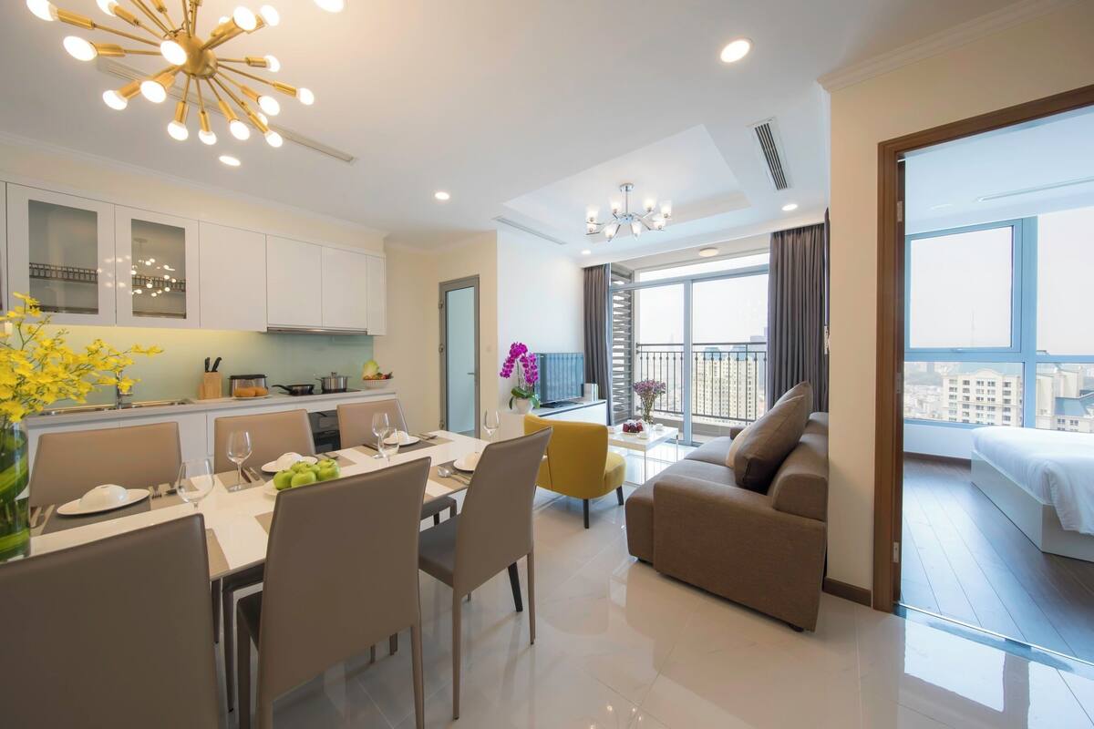 Un appartement moderne comprenant un coin repas, une cuisine, un salon et un balcon.