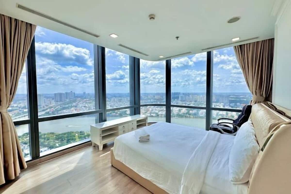 3 bedrooms, individually decorated, individually furnished, desk
