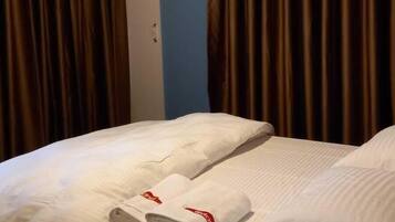 Brankas, meja kerja, kedap suara, dan setrika/meja setrika