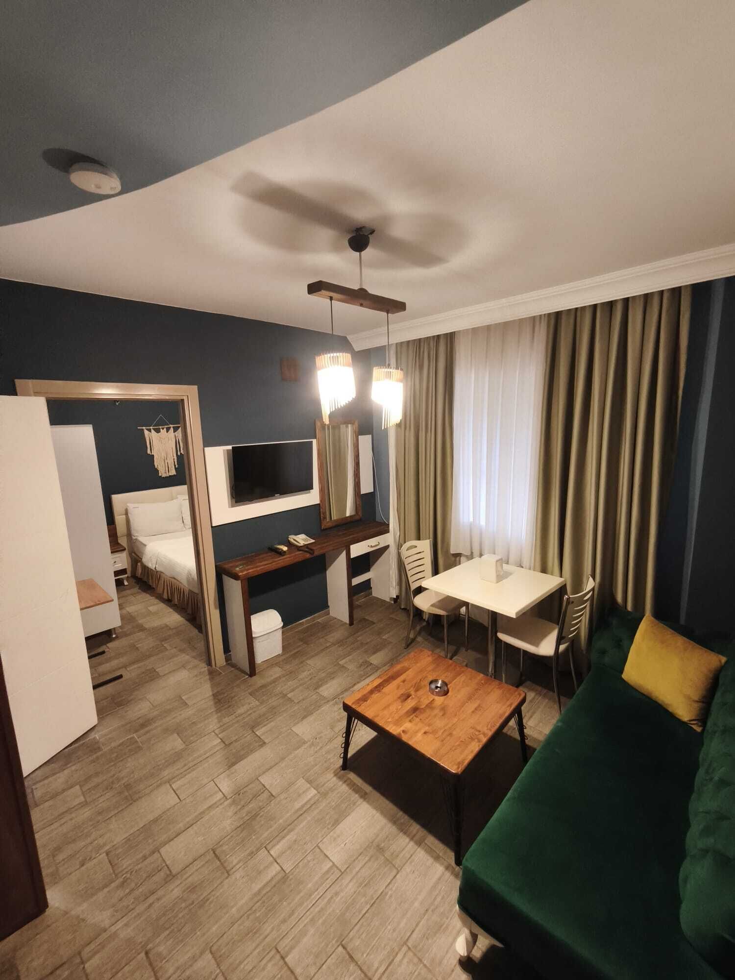 ジュニア スイート | リビング エリア | 35 インチの薄型テレビ (ケーブル放送視聴可)、テレビ