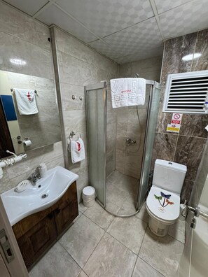 Deluxe Suite | Bathroom | Shower, rainfall showerhead, free toiletries, hair dryer - EVLAND CİTY SUİT (Adana)