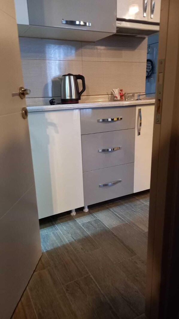 Fridge, electric kettle - EVLAND CİTY SUİT (Adana)
