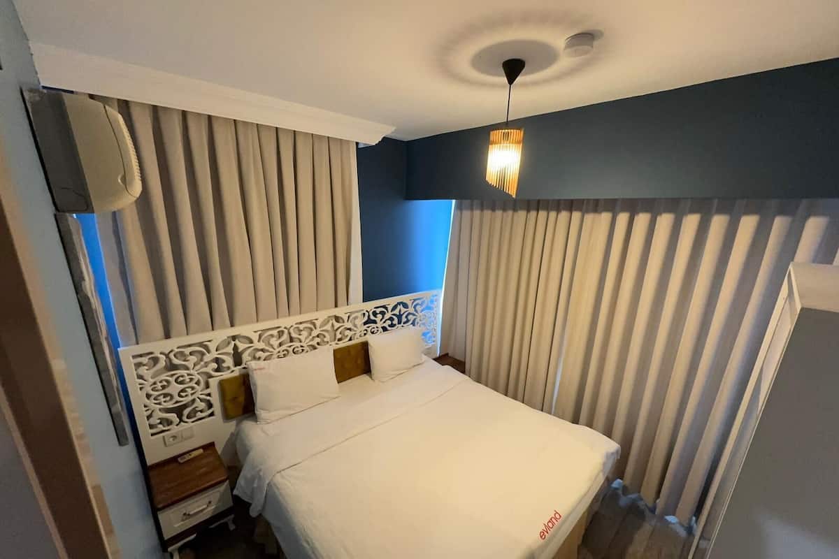 Deluxe-sviitti | Tallelokero huoneessa, yksilöllisesti sisustettu