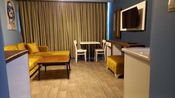 Una televisión de pantalla plana