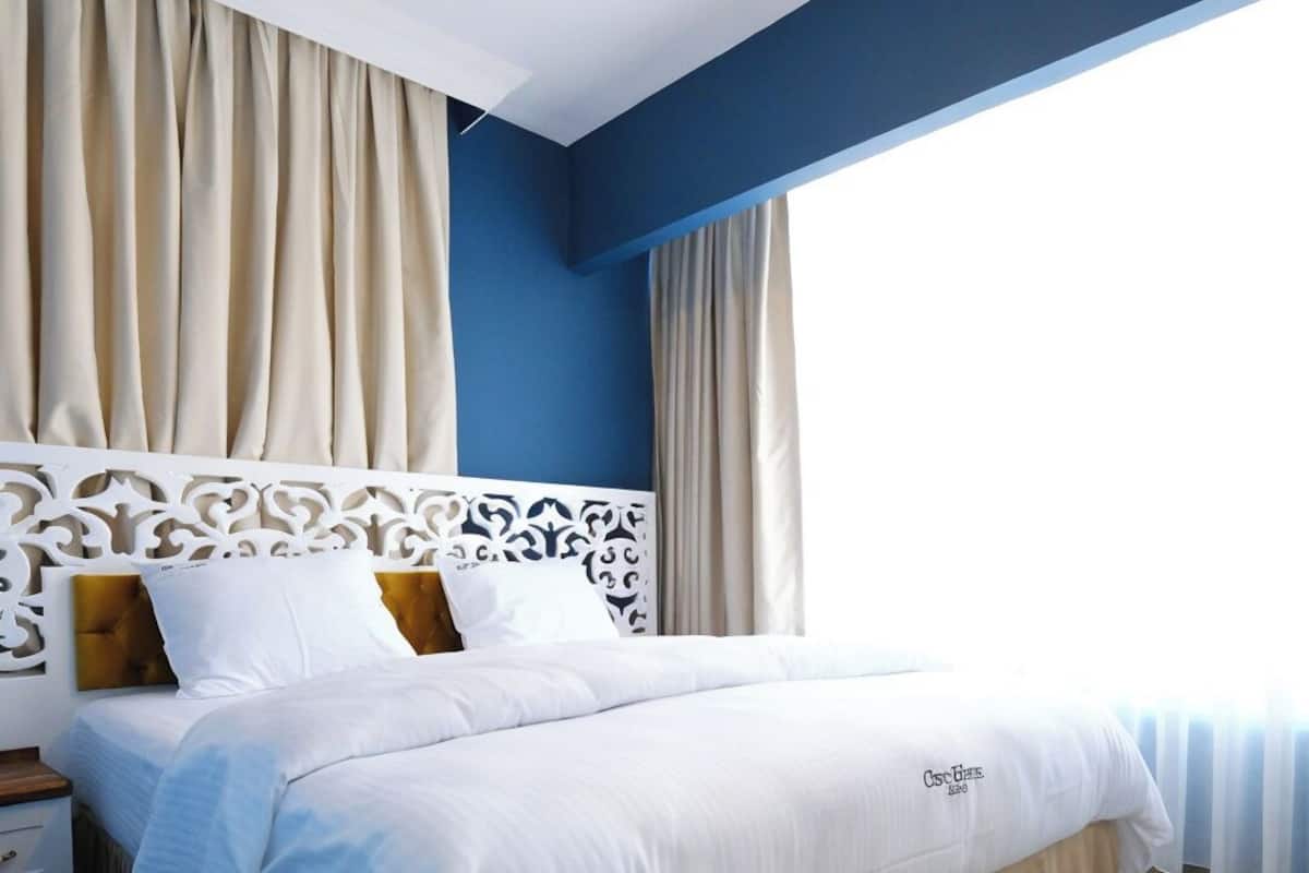 Tallelokero huoneessa, työpöytä, äänieristys, silitysrauta/-lauta