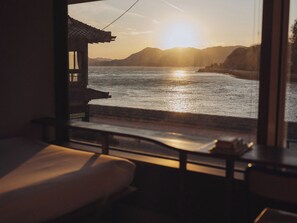 ダブルルーム ダブルベッド 1 台 共用バスルーム シービュー | セーフティボックス (室内)、デスク、WiFi (無料)、ベッドシーツ