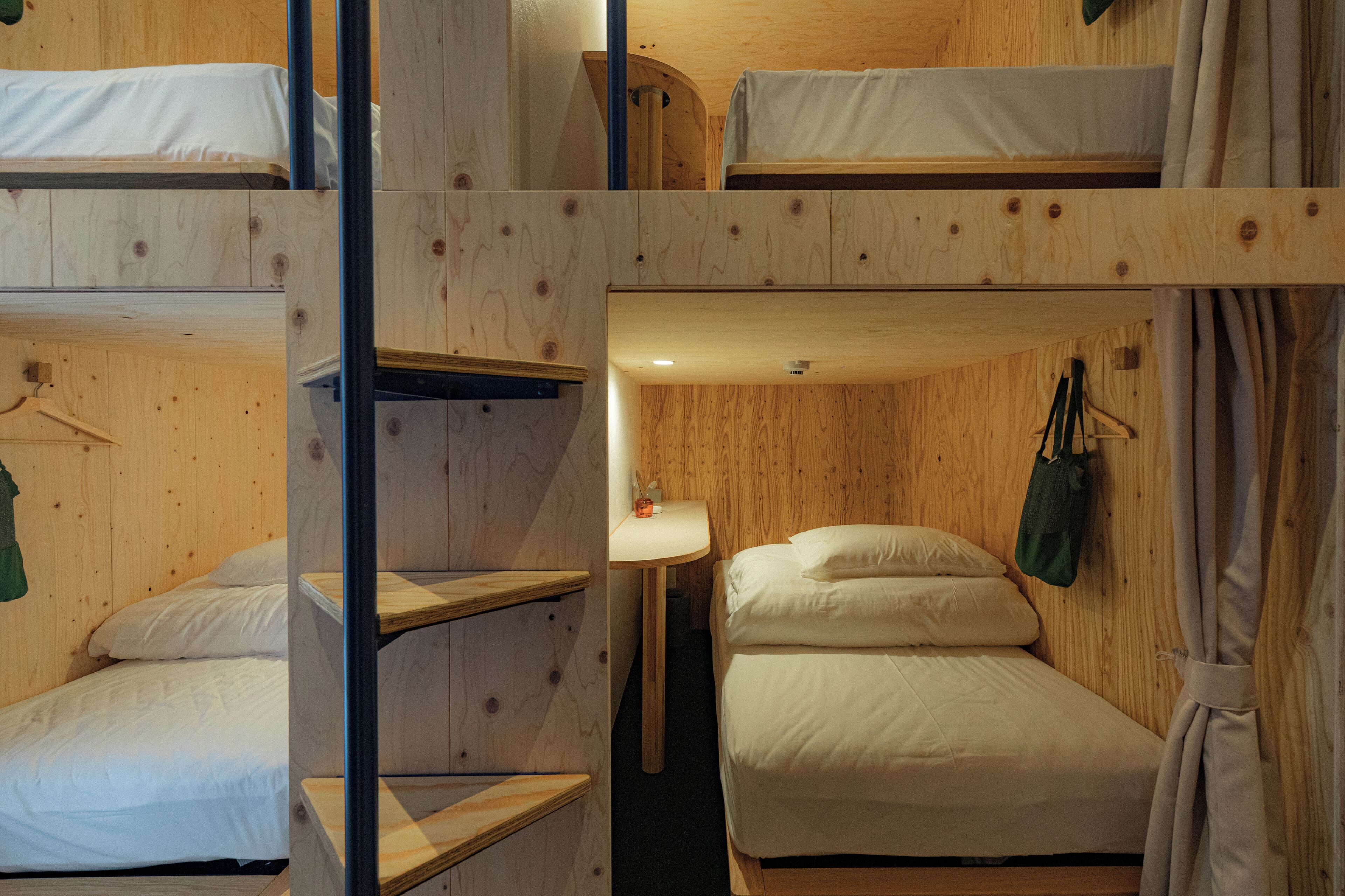 Habitación cuádruple familiar, baño privado | Caja fuerte, escritorio, wifi gratis y ropa de cama