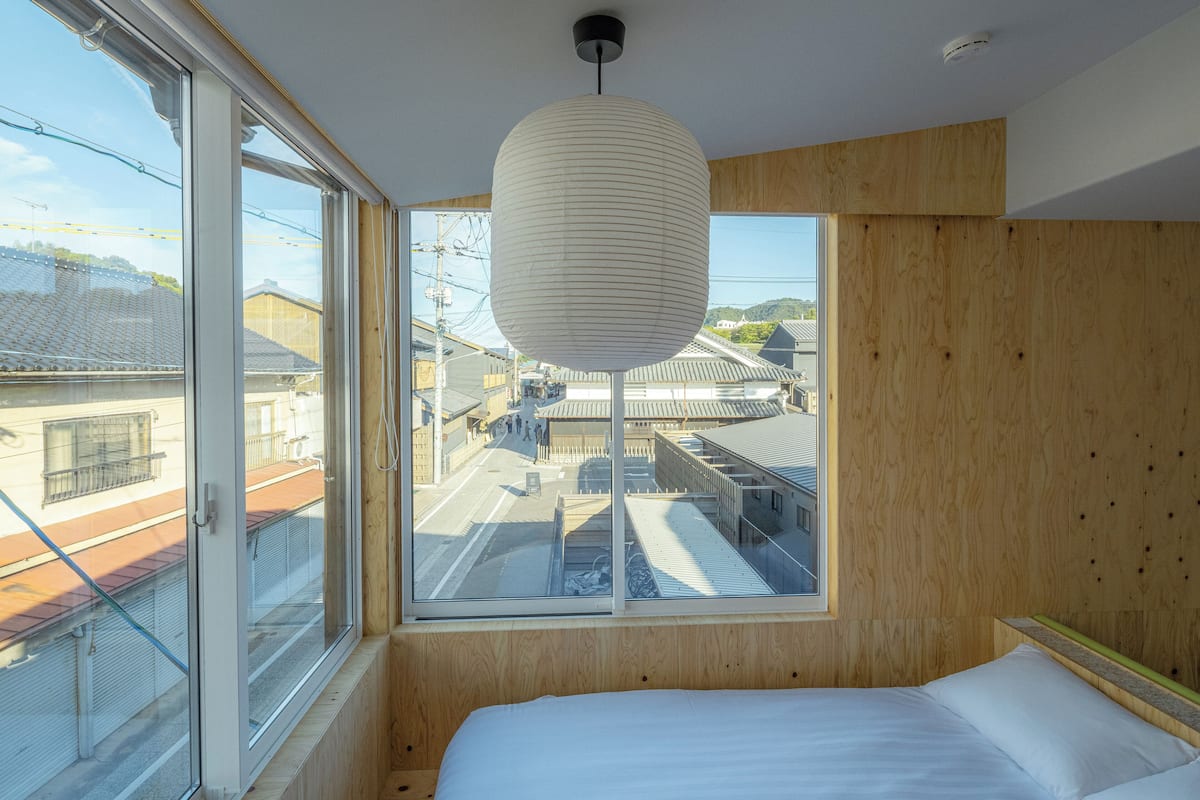 Habitación doble Confort, 1 cama matrimonial, vista a la ciudad | Caja de seguridad en la habitación, escritorio y wifi gratis