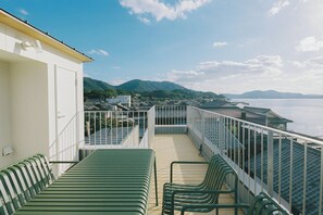 スタジオスイート シングルベッド 3 台 バルコニー シービュー | バルコニーからの眺望