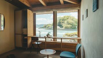 Deluxe Double Room, 1 Katil Kelamin (Double), Shared Bathroom, Sea View | Peti besi dalam bilik, meja, Wi-fi percuma, cadar katil