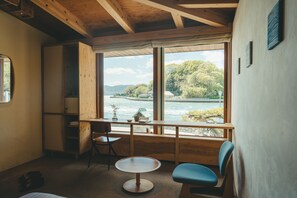 デラックス ��ダブルルーム ダブルベッド 1 台 共用バスルーム シービュー | セーフティボックス (室内)、デスク、WiFi (無料)、ベッドシーツ