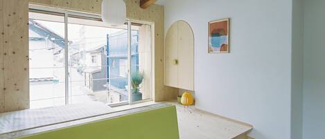 Monolocale Deluxe, 1 letto matrimoniale, vasca da bagno, vista mare parziale | Terrazza/patio