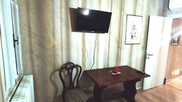 Apartment, 3 Bedrooms, Smoking, Garden View | Room amenity
