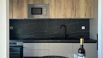 Apartment, 3 Bedrooms, Accessible, Smoking | Interior