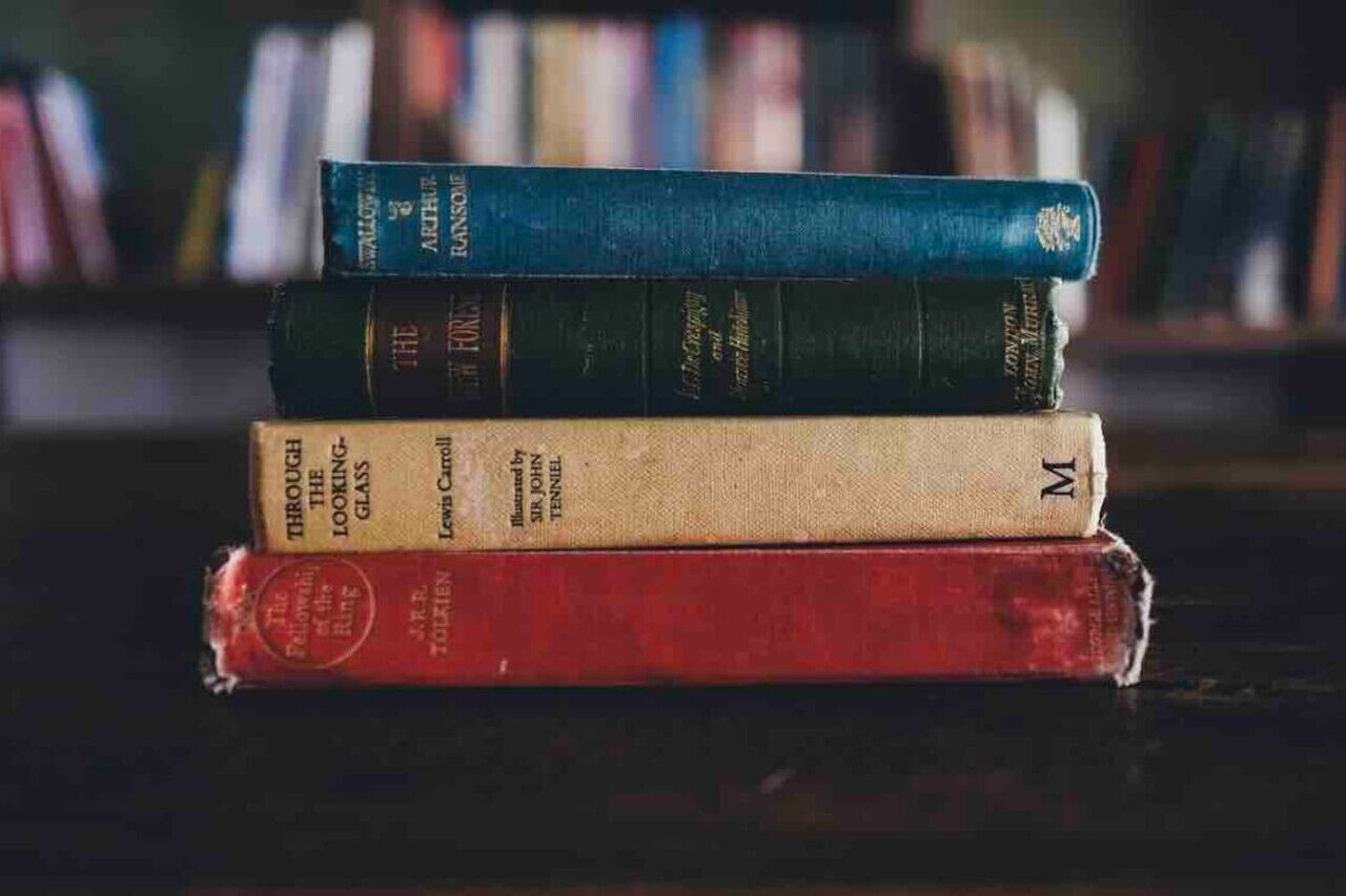 Een stapel boeken, titels en auteurs duidelijk zichtbaar.
