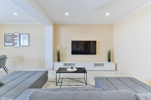 Fernseher, Tischtennisplatte