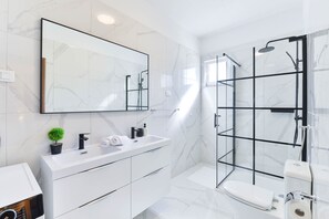 Douche, séchoir à cheveux, serviettes fournies