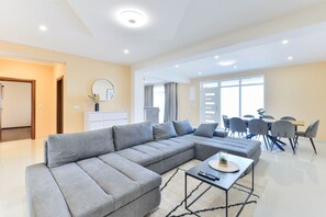 Fernseher, Tischtennisplatte