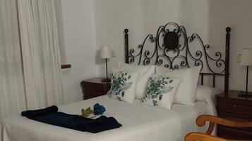 Family Triple Room | In-room safe, laptop workspace, blackout curtains, soundproofing