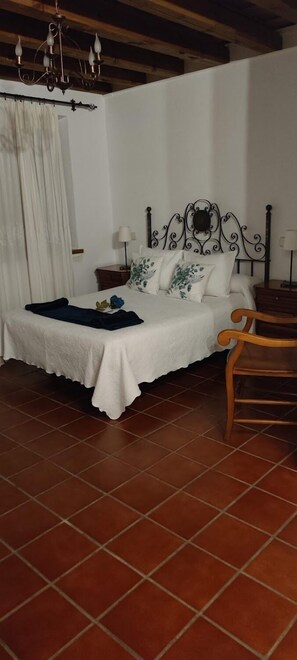 Familie driepersoonskamer | Een kluis op de kamer, een laptopwerkplek, verduisterende gordijnen