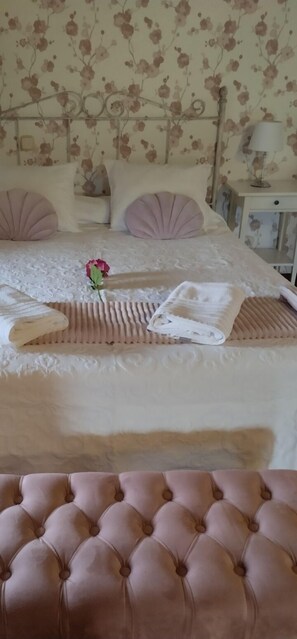 Comfort tweepersoonskamer | Een kluis op de kamer, een laptopwerkplek, verduisterende gordijnen