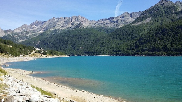 A mountain lake with rocky shores and a clear view of the surrounding mountains. - Grand Hotel Ceresole Reale Studio Apartment (Ceresole Reale)