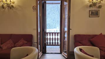 Estúdio, vários quartos, para fumantes, varanda | Sala de jantar