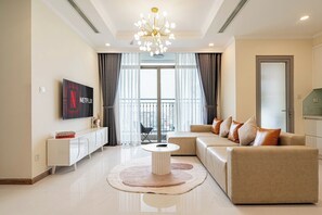 City Apartment, 3 Bedrooms, Refrigerator & Microwave, City View | Living area