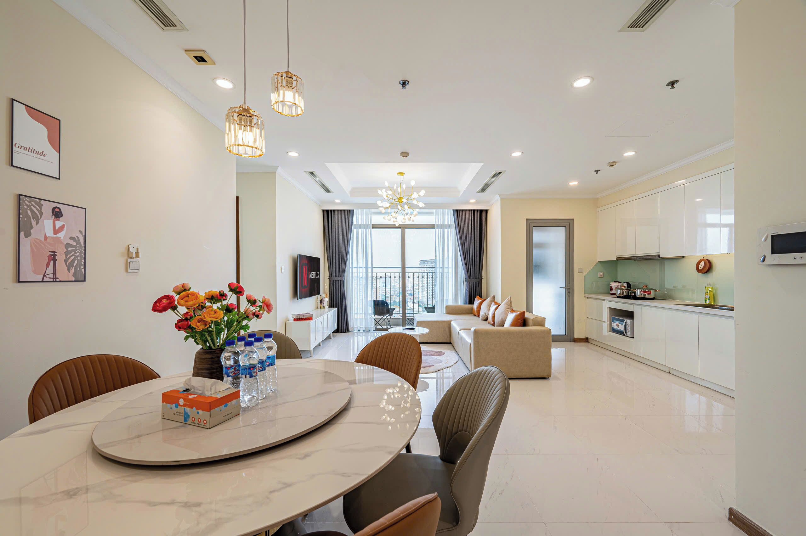 Căn hộ trung tâm thành phố, 3 phòng ngủ, tủ lạnh & lò vi sóng, quang cảnh thành phố | Bếp riêng | Tủ lạnh, lò vi sóng, bếp nấu, nồi cơm 