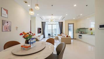 Căn hộ trung tâm thành phố, 3 phòng ngủ, tủ lạnh & lò vi sóng, quang cảnh thành phố | Bếp riêng | Tủ lạnh, lò vi sóng, bếp nấu, nồi cơm