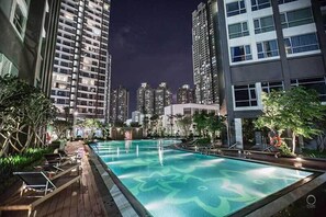 Outdoor pool - Hoa's Apartment in Vinhomes Central Park (Ho Chi Minh City)