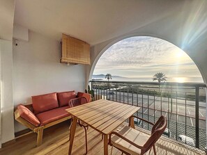 Outdoor dining - BAHIA I 43 -Estudio cabina-1era linea-Vista Mar- W (Empuriabrava)