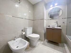 A modern bathroom with a toilet, bidet, and sink. - Modern & Cozy Studio in San Telmo With Swimming Pool and Exclusive Services (Buenos Aires)