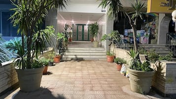 Appart'hôtel, 1 chambre, fumeurs, balcon | Entrée de l’hébergement