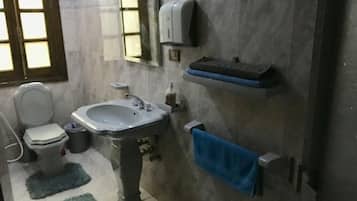 Appart'hôtel, 1 chambre, fumeurs, balcon | Salle de bain