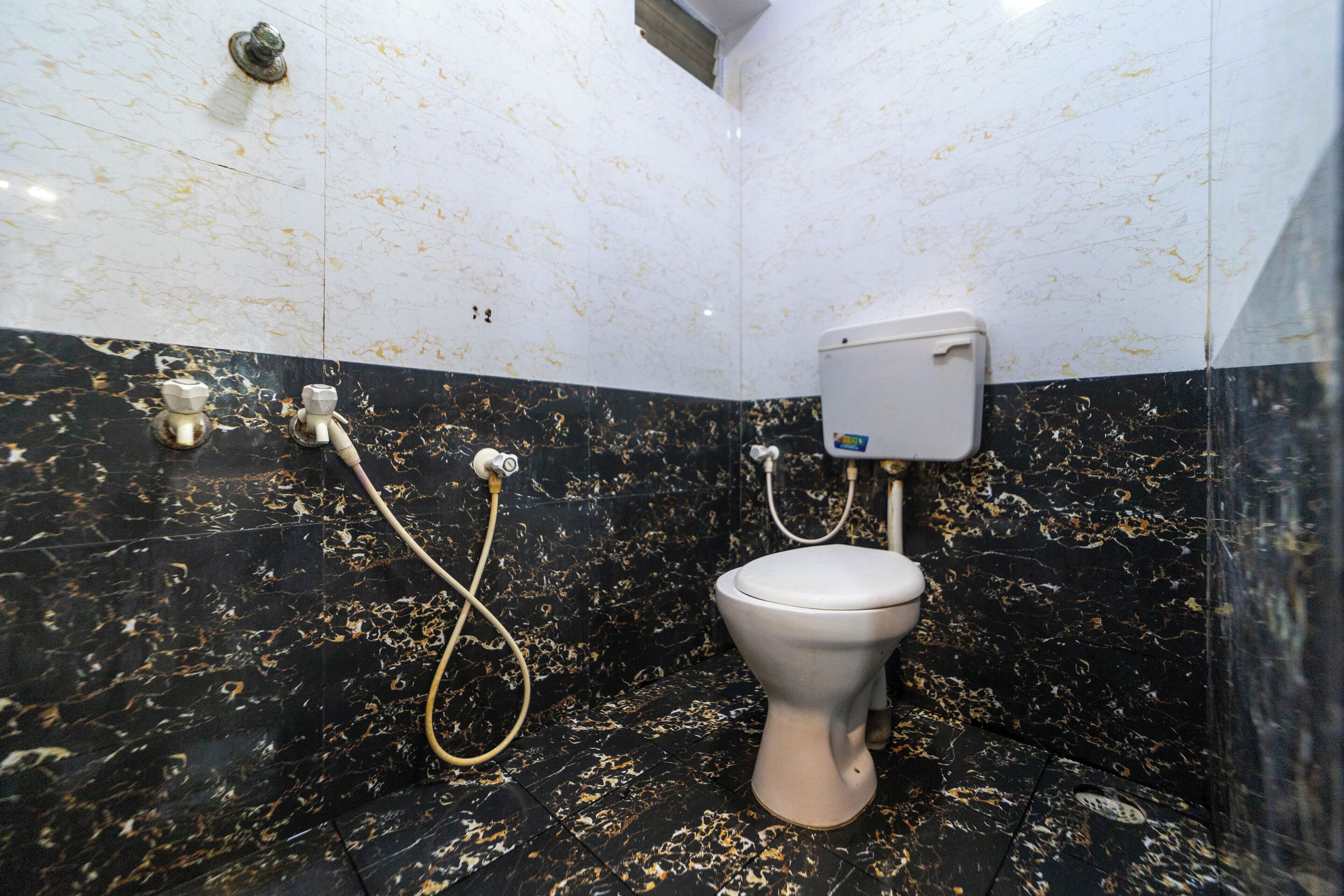 Classic Room | Bathroom | Shower, rainfall showerhead, towels, soap