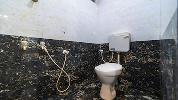 Classic Room | Bathroom | Shower, rainfall showerhead, towels, soap