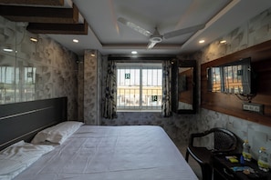 Family Room | 1 bedroom, hypo-allergenic bedding, desk, free WiFi