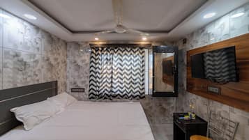 1 bedroom, hypo-allergenic bedding, desk, free WiFi