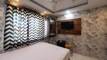 Hypo-allergenic bedding, desk, free WiFi, bed sheets