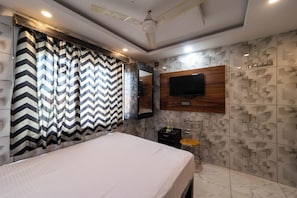Hypo-allergenic bedding, desk, free WiFi, bed sheets - JR Grande (Kilvelur)