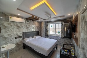 Hypo-allergenic bedding, desk, free WiFi, bed sheets - JR Grande (Kilvelur)