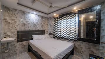 Hypo-allergenic bedding, desk, free WiFi, bed sheets