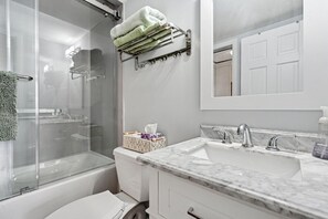 Sèche-cheveux, serviettes fournies