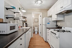 Wasserkocher mit Kaffee-/Teezubehör, Kühlschrank, Mikrowelle, Ofen